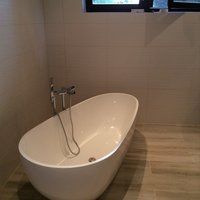 freistehende Badewanne eingebaut von TEJM BAU